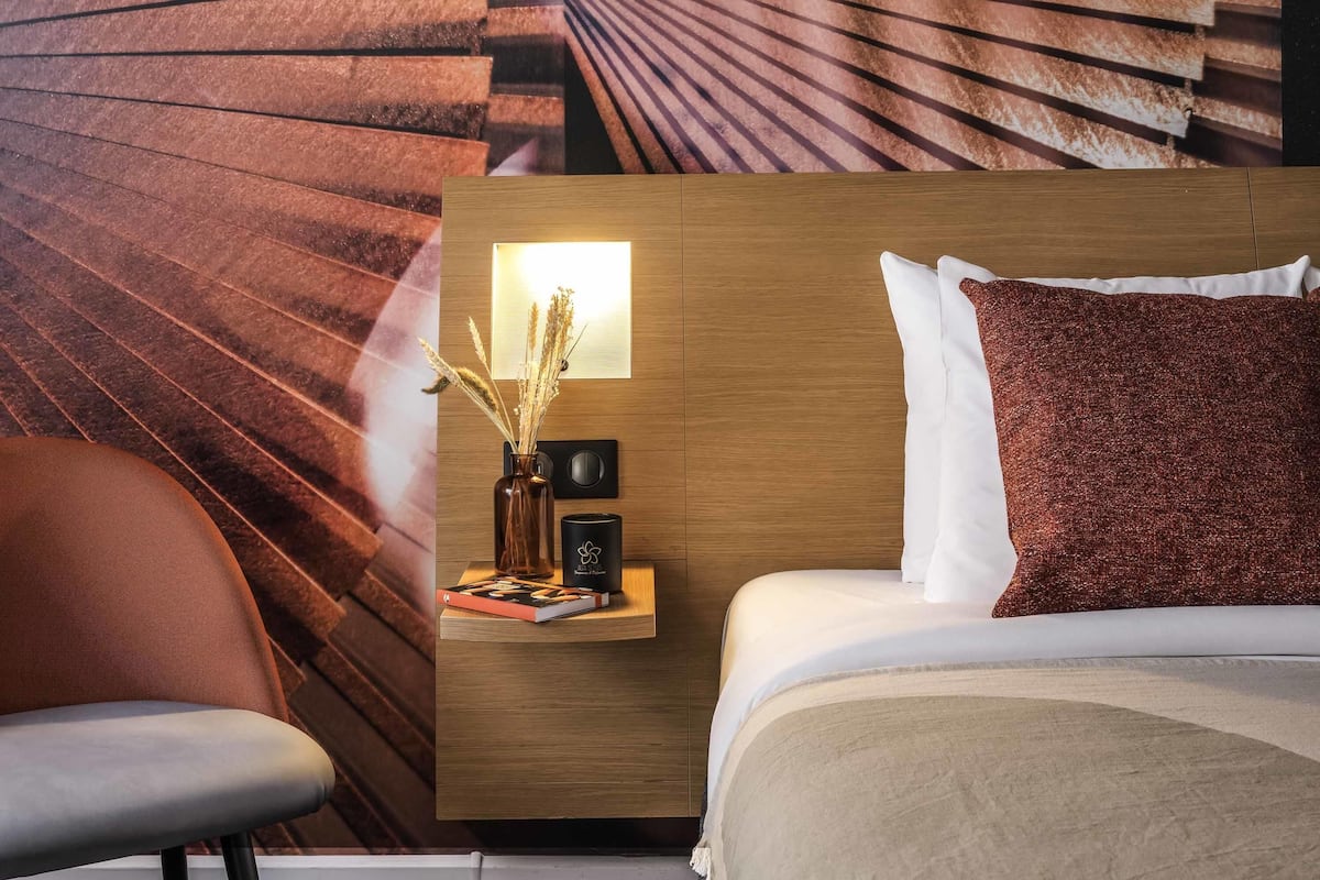 Ropa de cama de alta calidad y caja de seguridad en la habitación