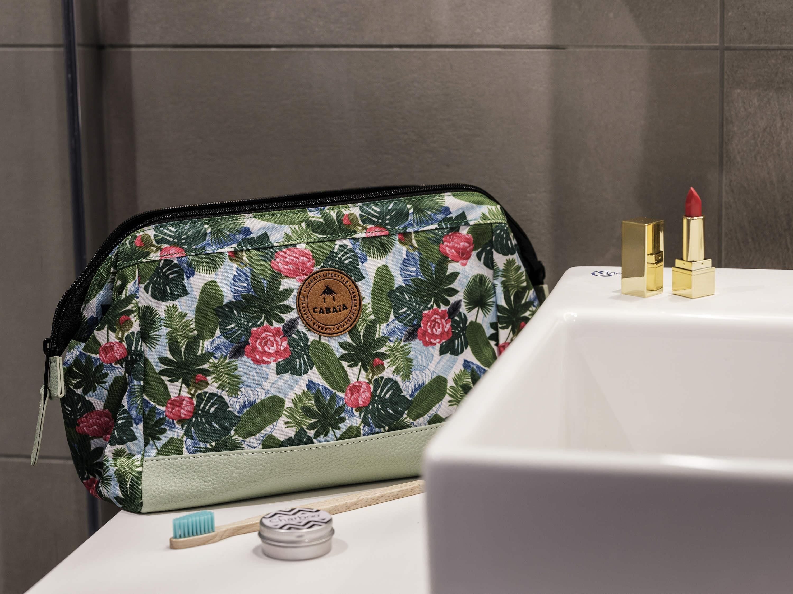 Articles de toilette écologiques, sèche-cheveux, serviettes fournies