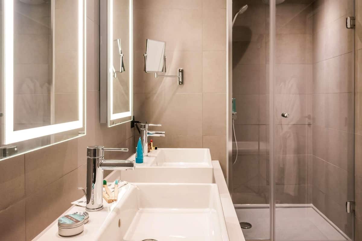 Suite Supérieure, 1 grand lit, vue ville (Eiffel Tower view)