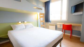 Triple Room, Multiple Beds | Desk, blackout drapes, soundproofing, iron/ironing board