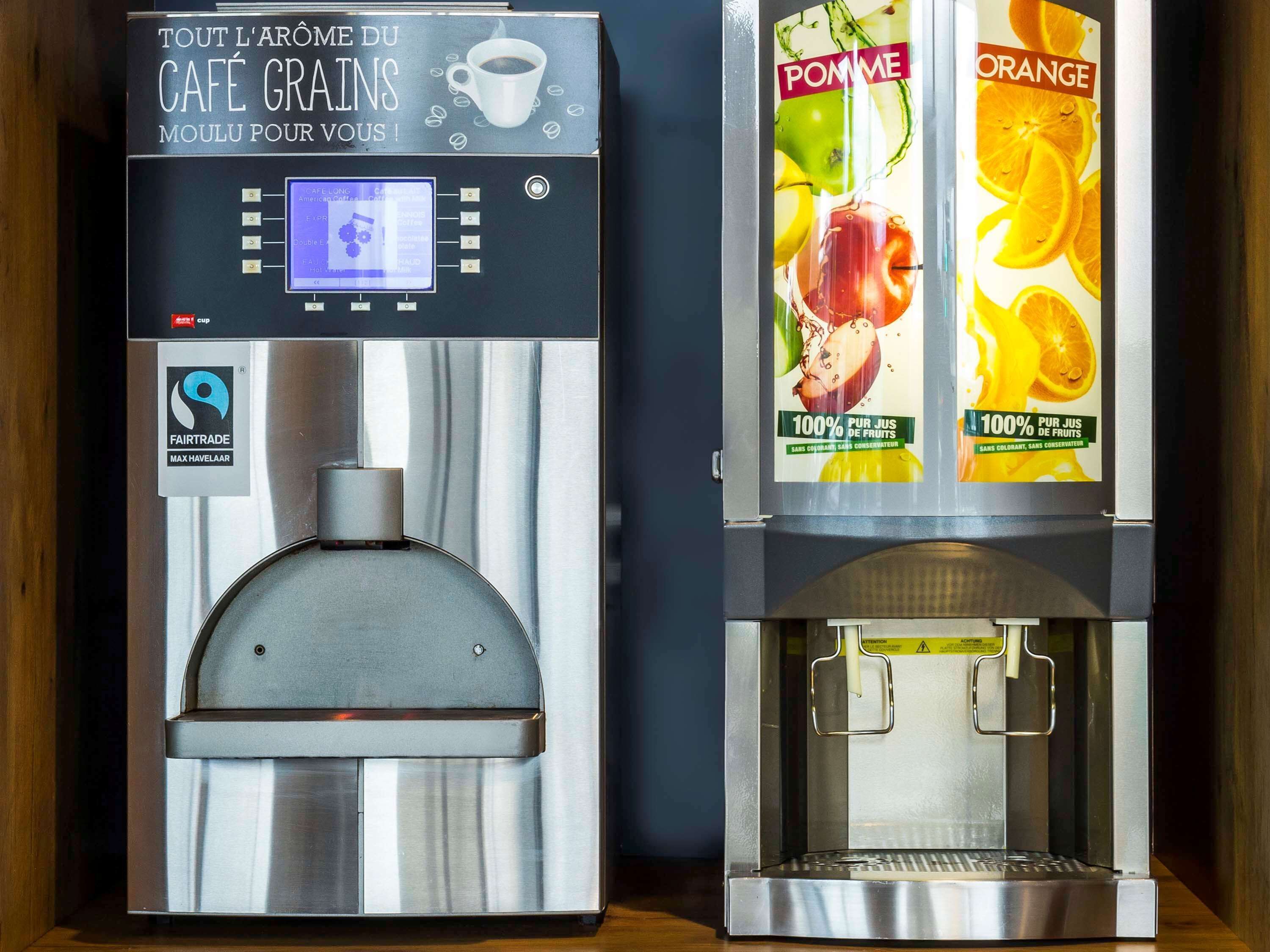 Een koffieapparaat met een digitaal scherm en een drankdispenser.
