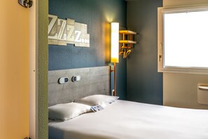 Desk, blackout curtains, soundproofing, iron/ironing board - ibis budget Besancon Centre Gare (Besancon)