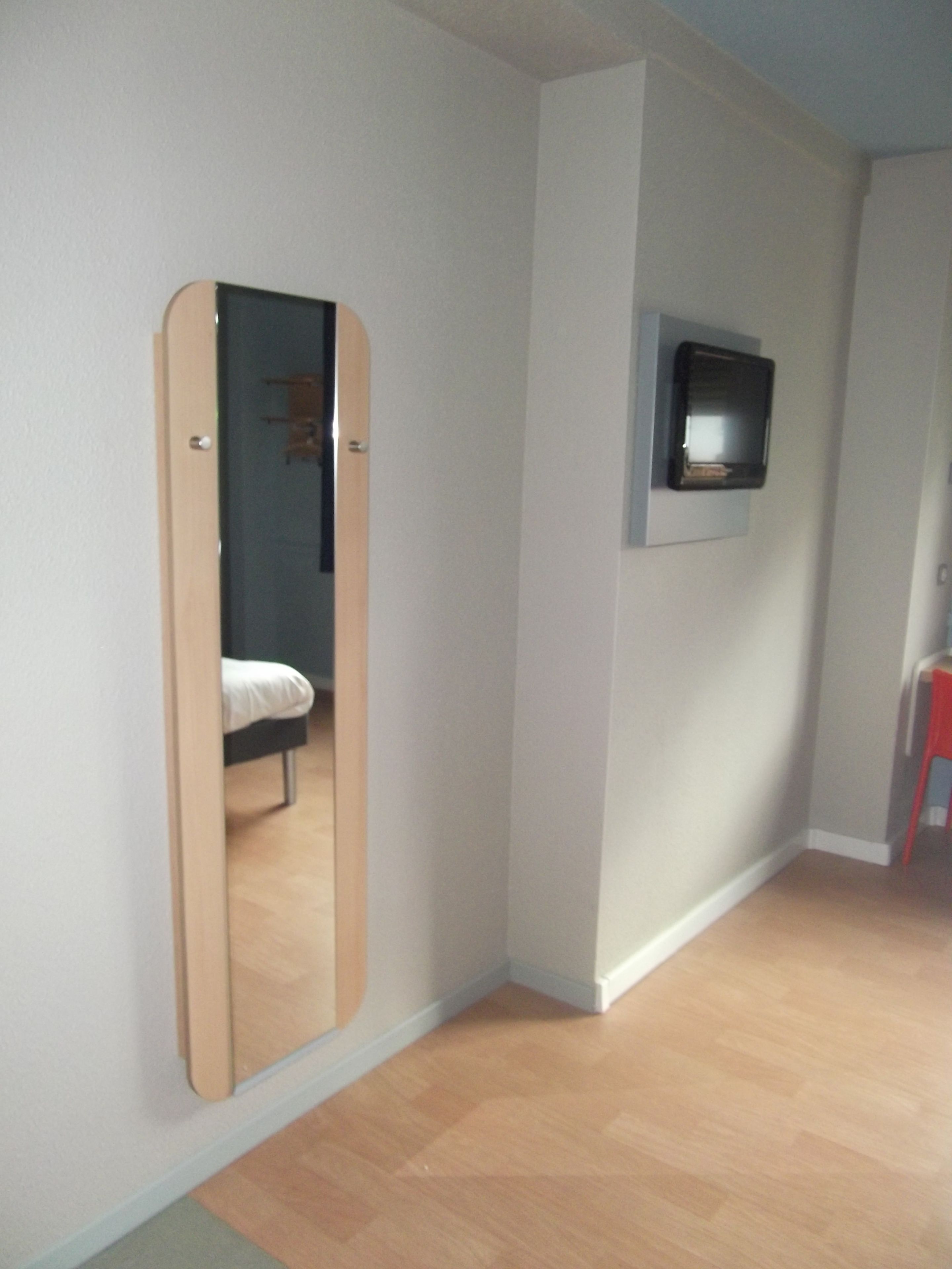 Een bureau, verduisterende gordijnen, geluiddichte muren