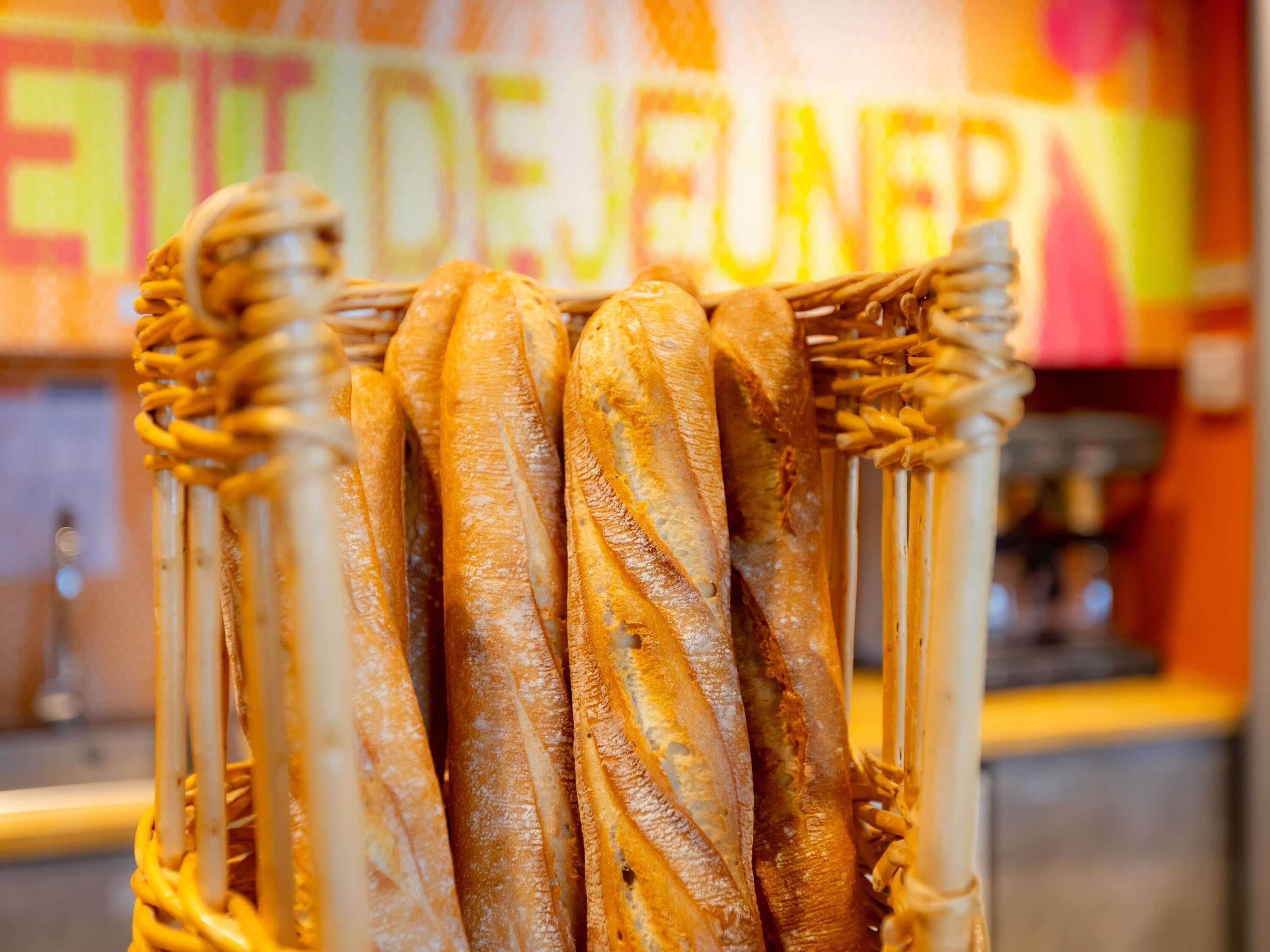 Baguettes hängen an einem Gestell.