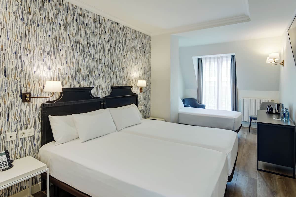 Classic Triple Room | Minibar, in-room safe, blackout curtains, soundproofing