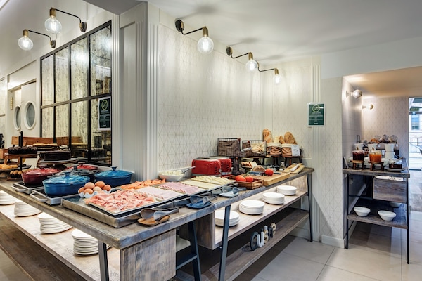 Petit déjeuner buffet servi tous les jours en supplément
