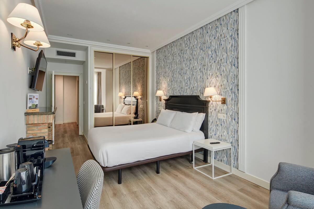 Superior Double Room | Minibar, in-room safe, blackout drapes, soundproofing