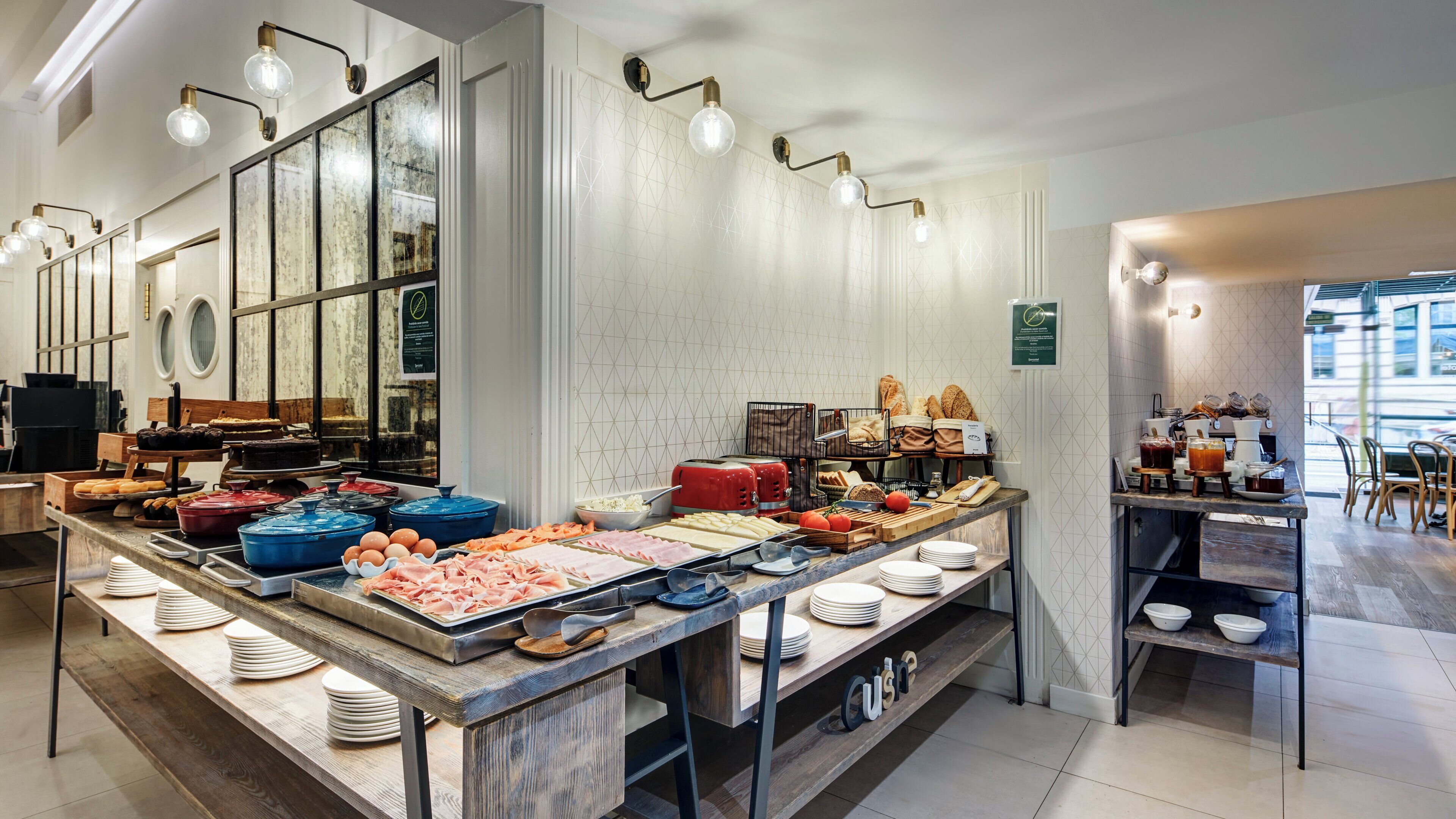 Een buffetopstelling met diverse gerechten en een broodrooster.