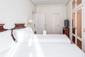 Superior Apartment | Minibar, in-room safe, blackout drapes, soundproofing
