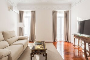 Superior Apartment | Living area | Smart TV - Sercotel Hotel Europa (San Sebastián)