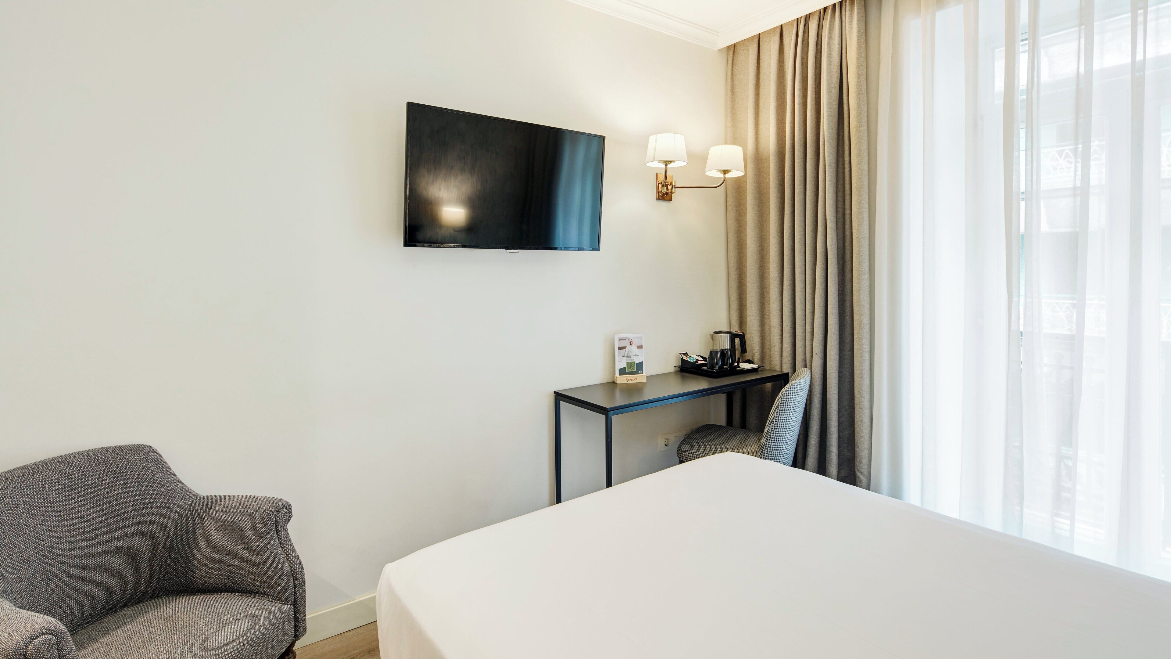 Classic Double Room | Minibar, in-room safe, blackout drapes, soundproofing