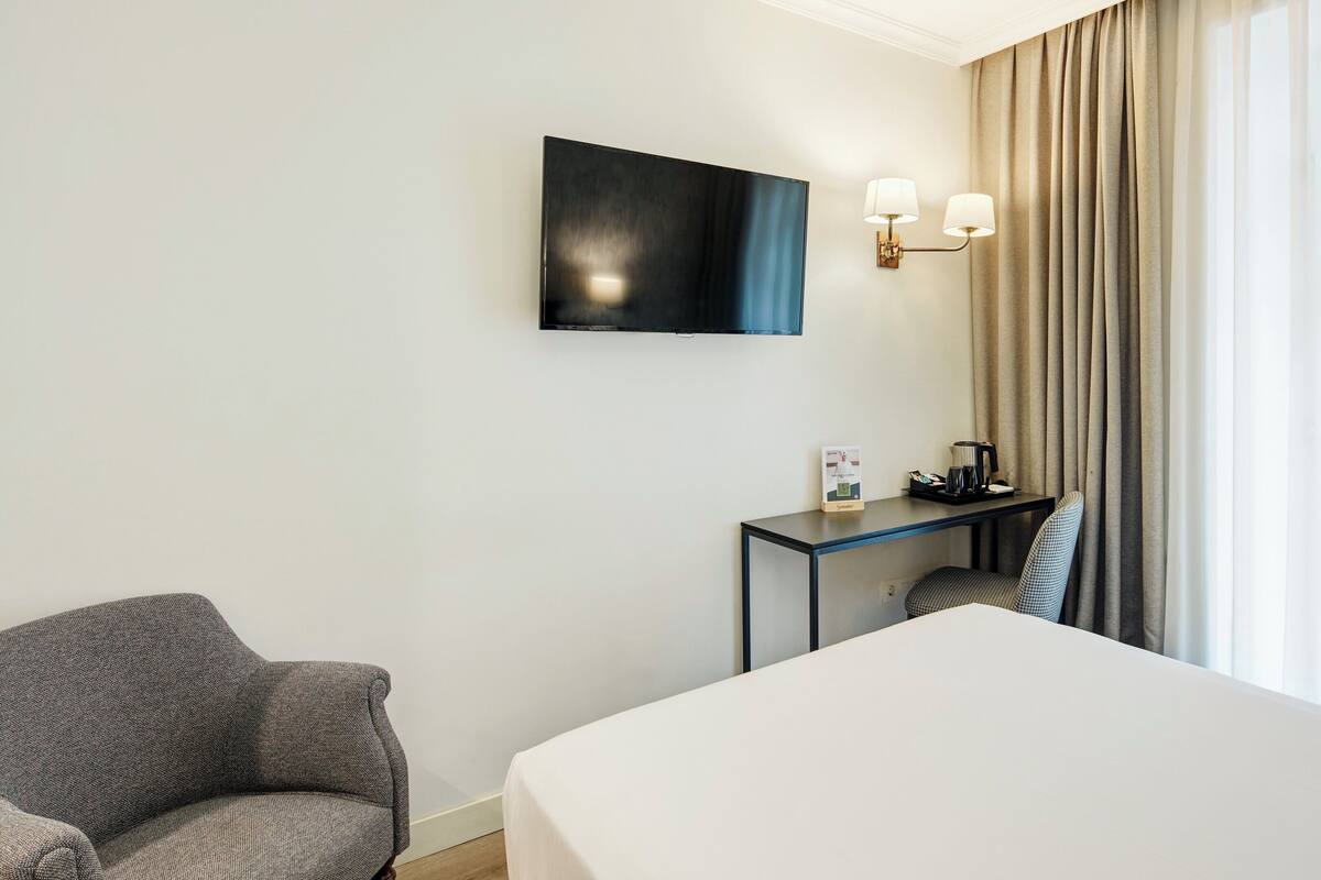 Classic Double Room | Minibar, in-room safe, blackout drapes, soundproofing
