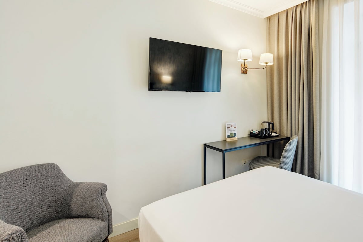 Classic Double Room | Minibar, in-room safe, blackout drapes, soundproofing