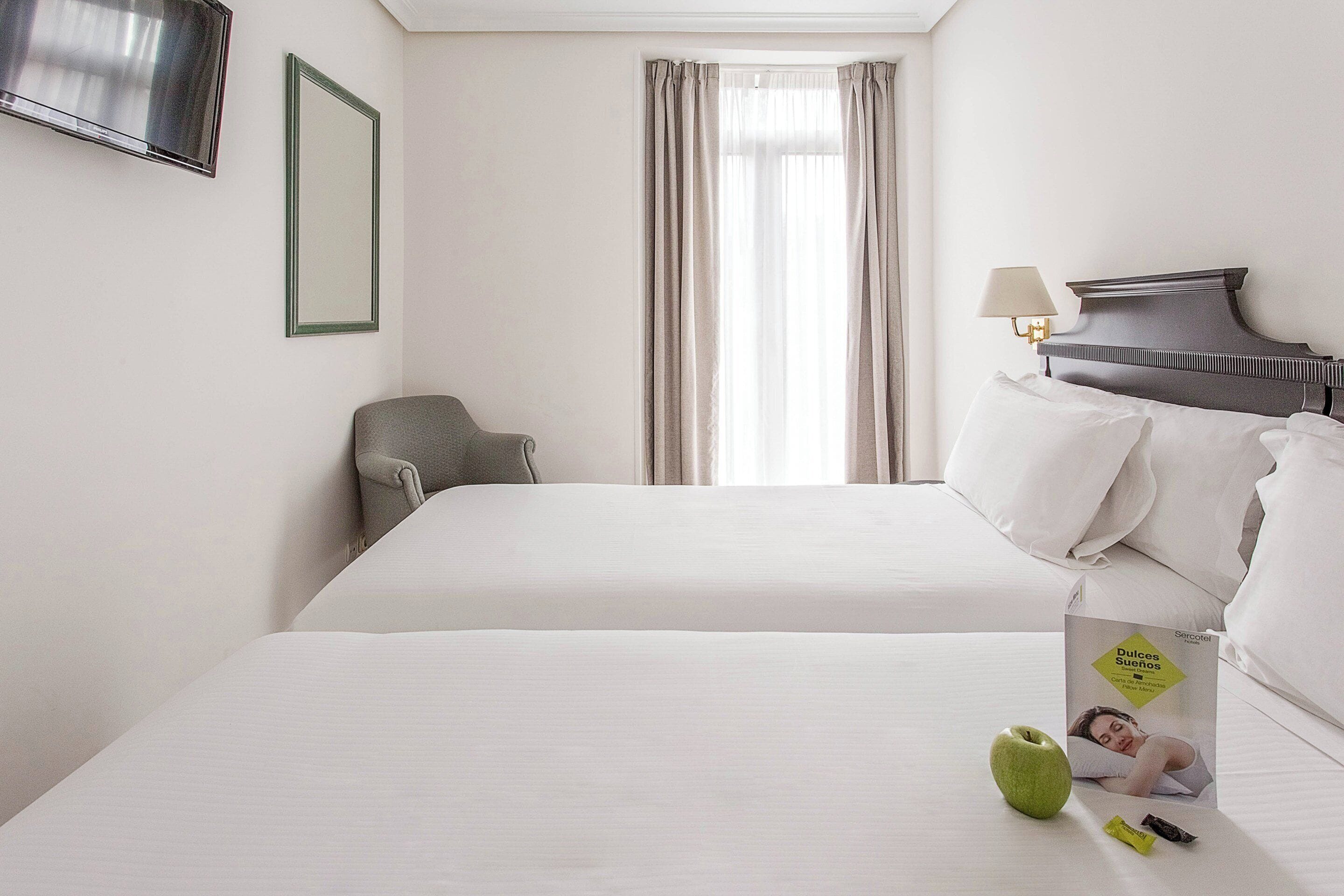 Minibar, värdeförvaringsskåp på rummet och mörkläggningsgardiner