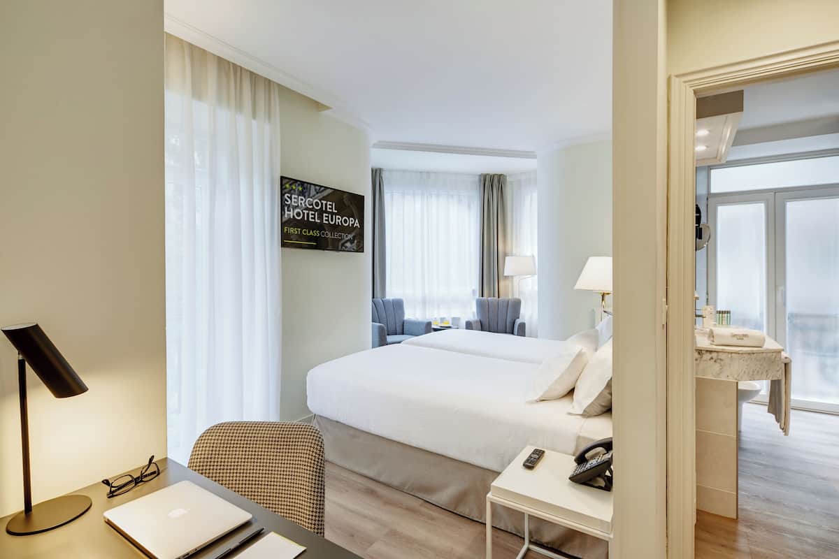 Superior Twin Room | Minibar, in-room safe, blackout curtains, soundproofing