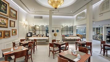 Desayuno buffet todos los días (con cargo)