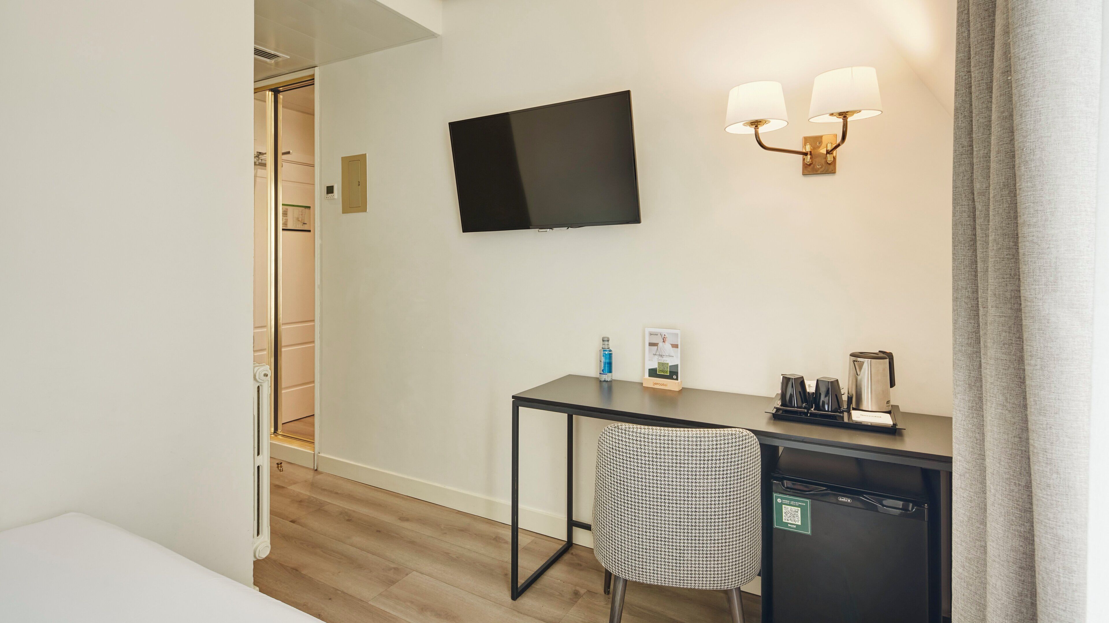 Minibar, caja de seguridad en la habitación y cortinas blackout 