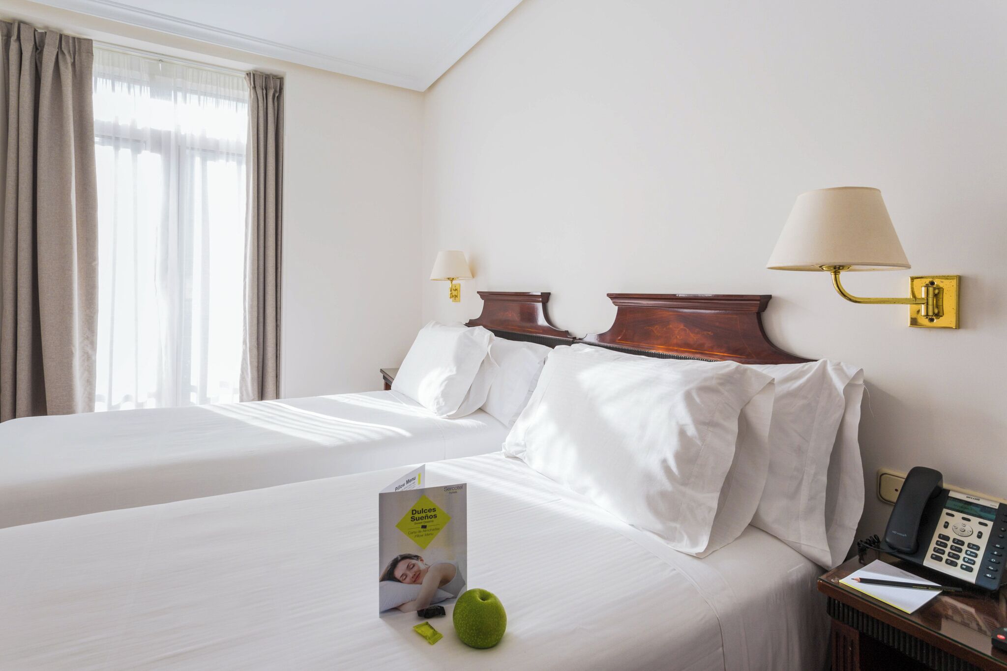 Minibar, värdeförvaringsskåp på rummet och mörkläggningsgardiner