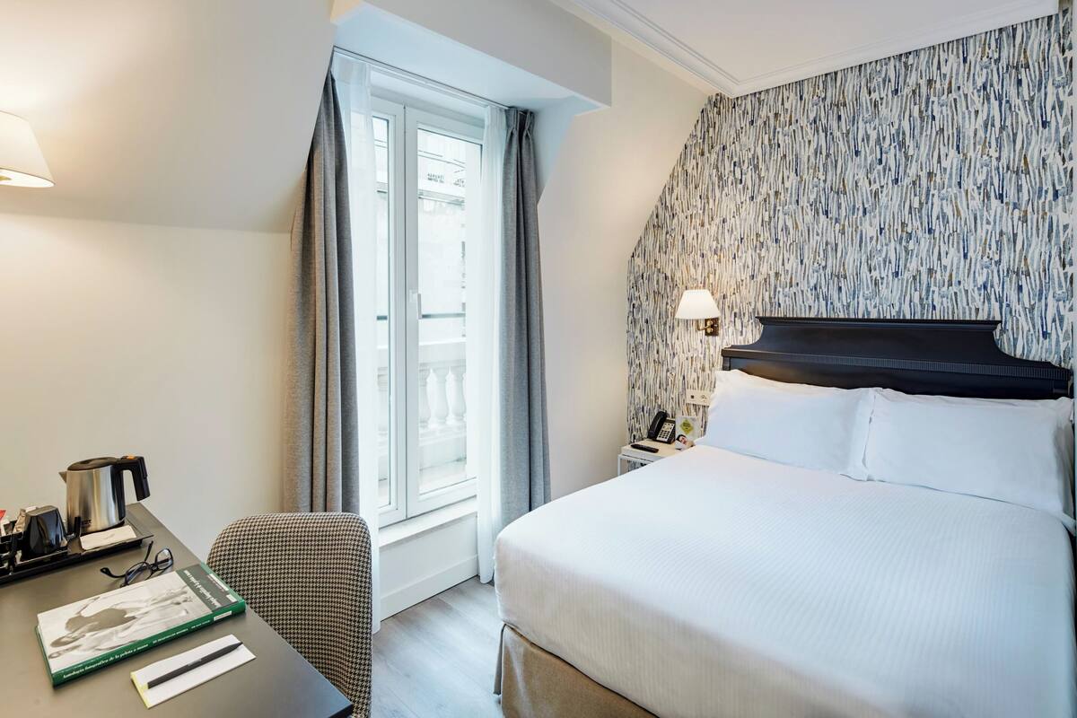 Basic Room (Basic) | Minibar, in-room safe, blackout curtains, soundproofing