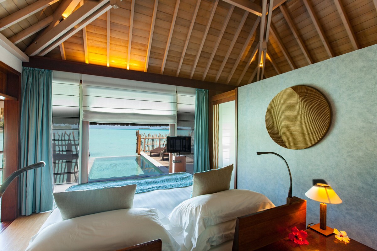 Habitación, 1 cama King size, vista a la laguna, sobre el agua (Private Pool) | 1 habitación, sábanas de algodón egipcio y ropa de cama de alta calidad 