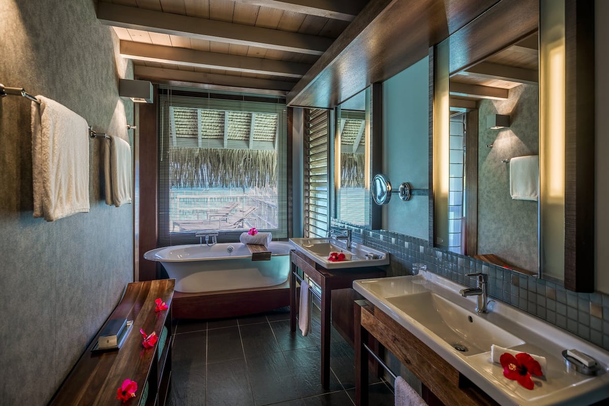 separate bathtub and shower, rainfall showerhead