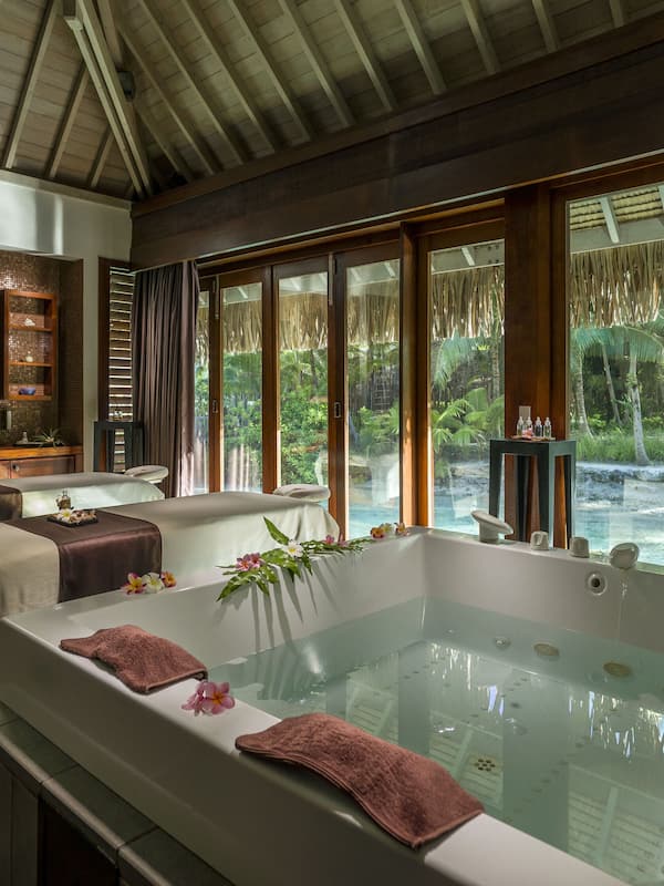 Couples treatment rooms, body treatments, aromatherapy