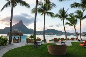 Bãi biển riêng, cát trắng, ghế dài tắm nắng, dù trên bãi biển 