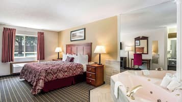 Escritorio, tabla de planchar con plancha, wifi gratis y ropa de cama