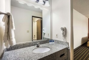 Escritorio, tabla de planchar con plancha, wifi gratis y ropa de cama 