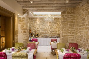 每日供应自助式早餐（每人 EUR 22.00）