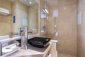 Articles de toilette gratuits, sèche-cheveux, serviettes fournies