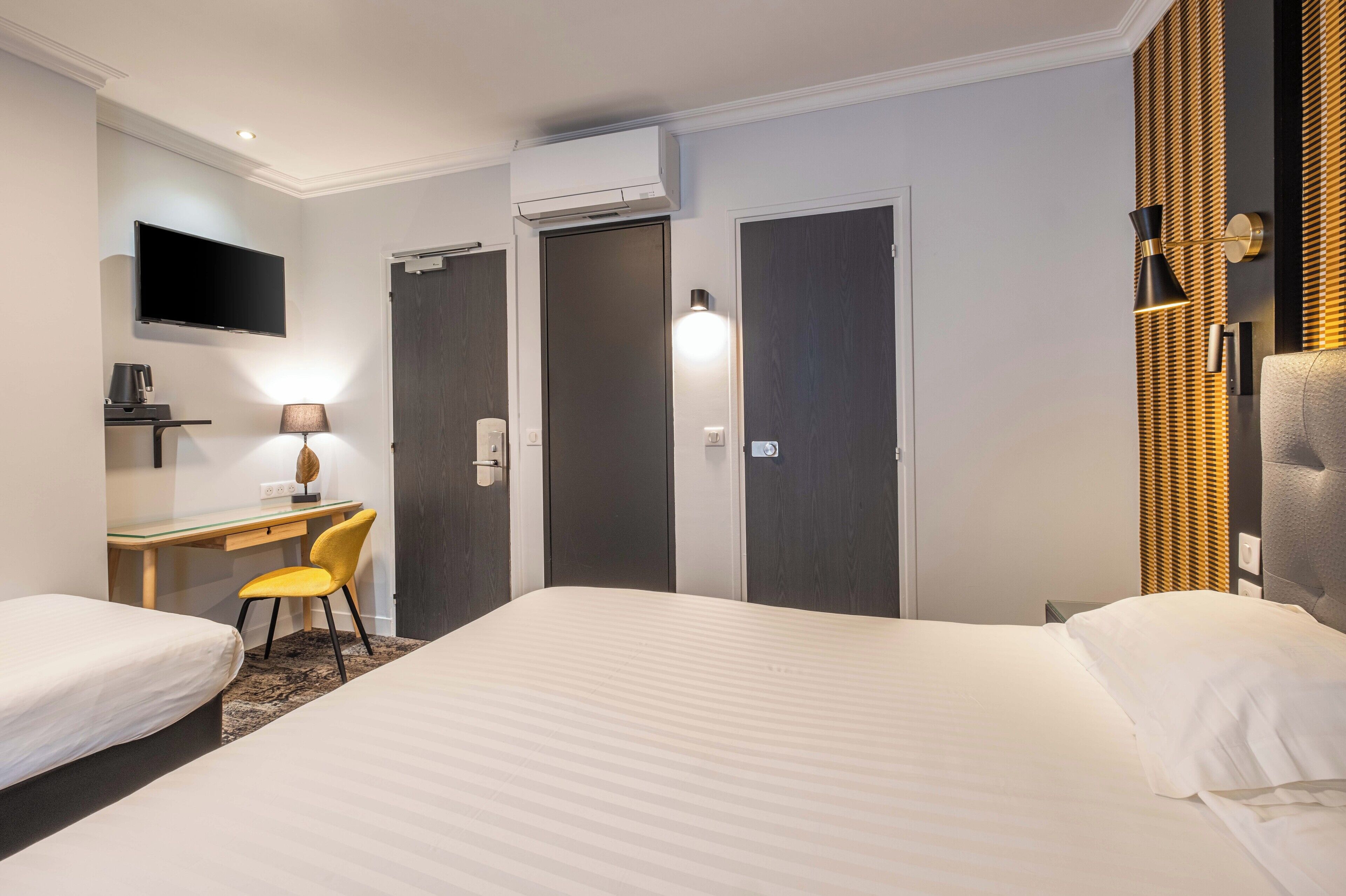 executive triple room, multiple beds | hypo-allergenic bedding, desk, soundproofing, bed sheets