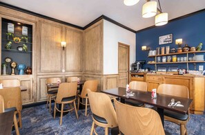 Petit déjeuner continental (14.00 EUR par personne)