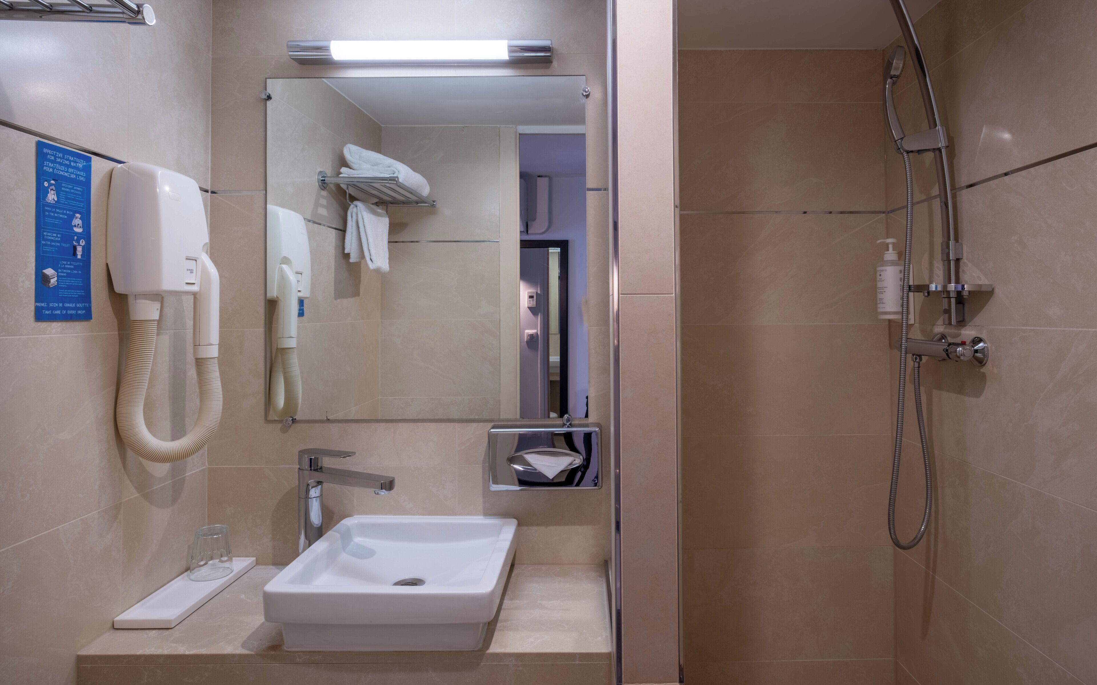chambre single | bathroom | free toiletries, hair dryer, towels