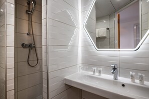 Chambre Single Confort | Bathroom | Free toiletries, hair dryer, towels - Hotel Marena (Paris)