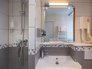 Habitación triple ejecutiva, varias camas | Baño | Artículos de higiene personal gratuitos, secador de pelo y toallas