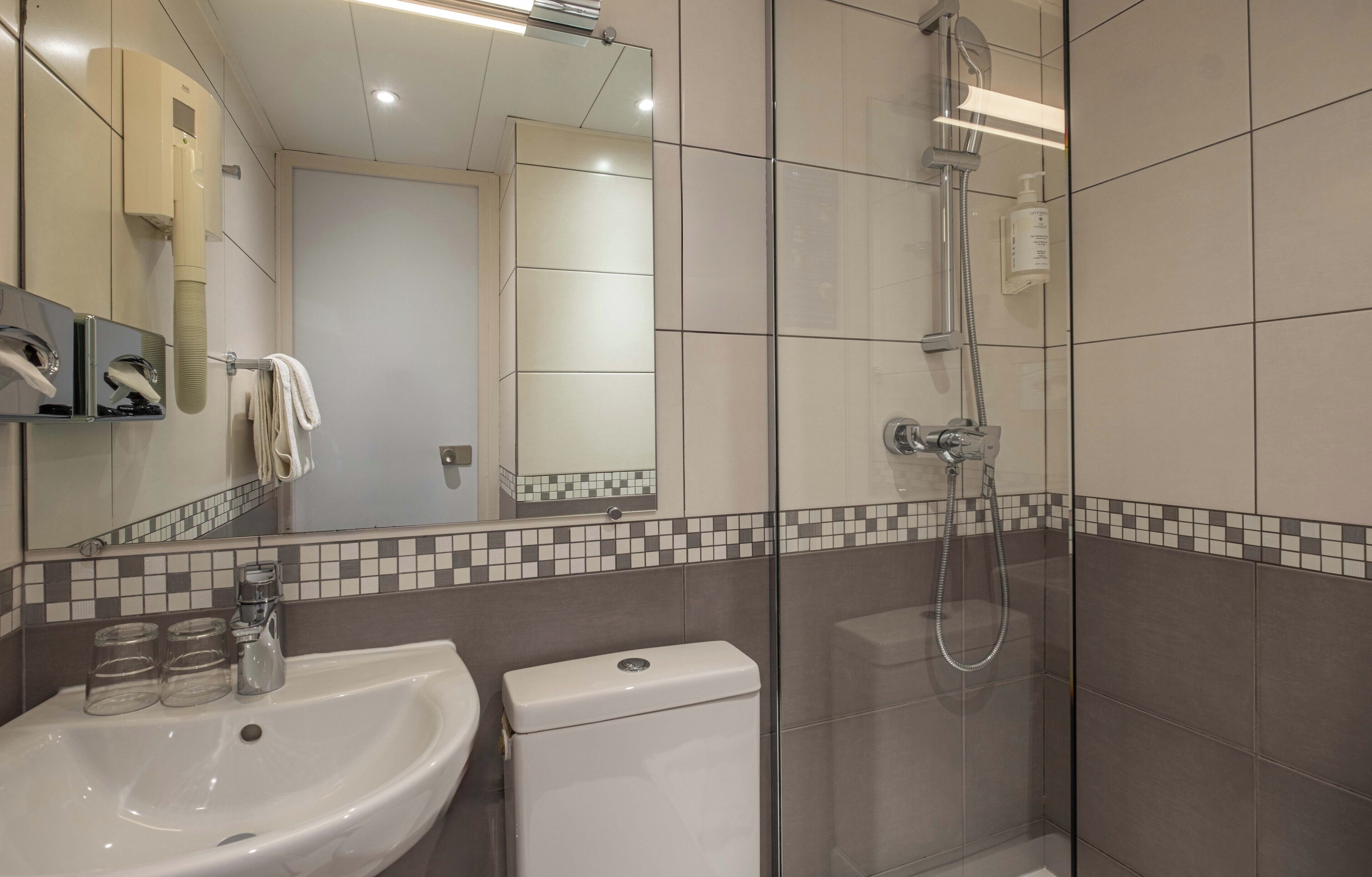 chambre twin classique | bathroom | free toiletries, hair dryer, towels