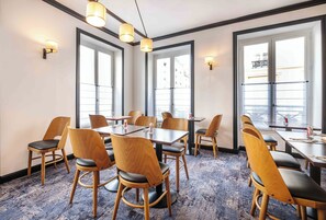 Déjeuner continental (14.00 EUR par personne)