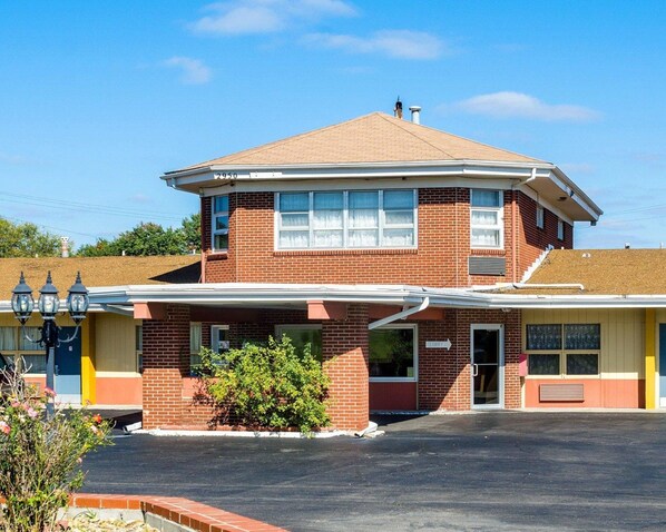 Exterior - Meadow Acres Inn (Topeka)