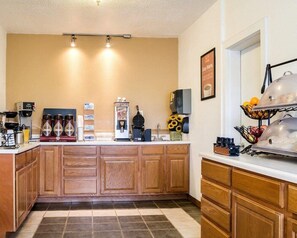 Dining - Meadow Acres Inn (Topeka)