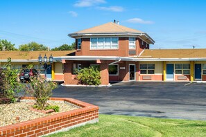 Exterior - Meadow Acres Inn (Topeka)
