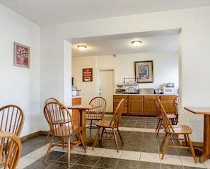 Breakfast area - Meadow Acres Inn (Topeka)