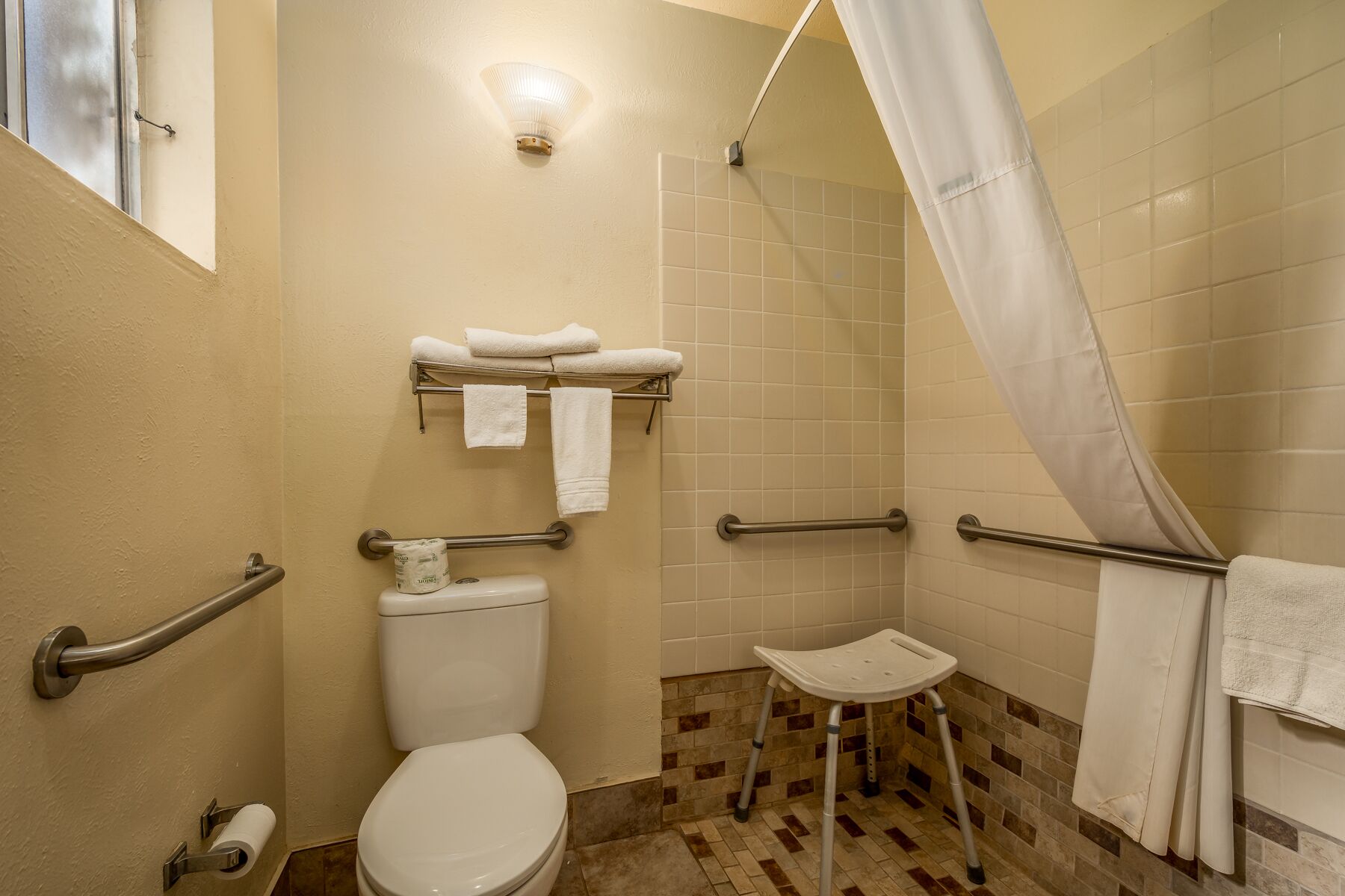 Habitación, 2 camas matrimoniales, con acceso para personas discapacitadas, para no fumadores | Baño | Amenidades de baño gratuitas, toallas, jabón, shampoo 