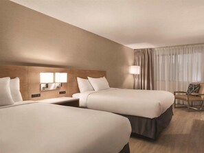 Premium bedding, pillowtop beds, in-room safe, desk - Hotel Milwaukee Airport (Milwaukee)