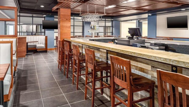 Bar (on property) - Hotel Milwaukee Airport (Milwaukee)