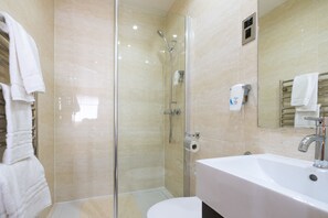 Free toiletries, hair dryer, towels - Lorne Hotel Glasgow (Glasgow)