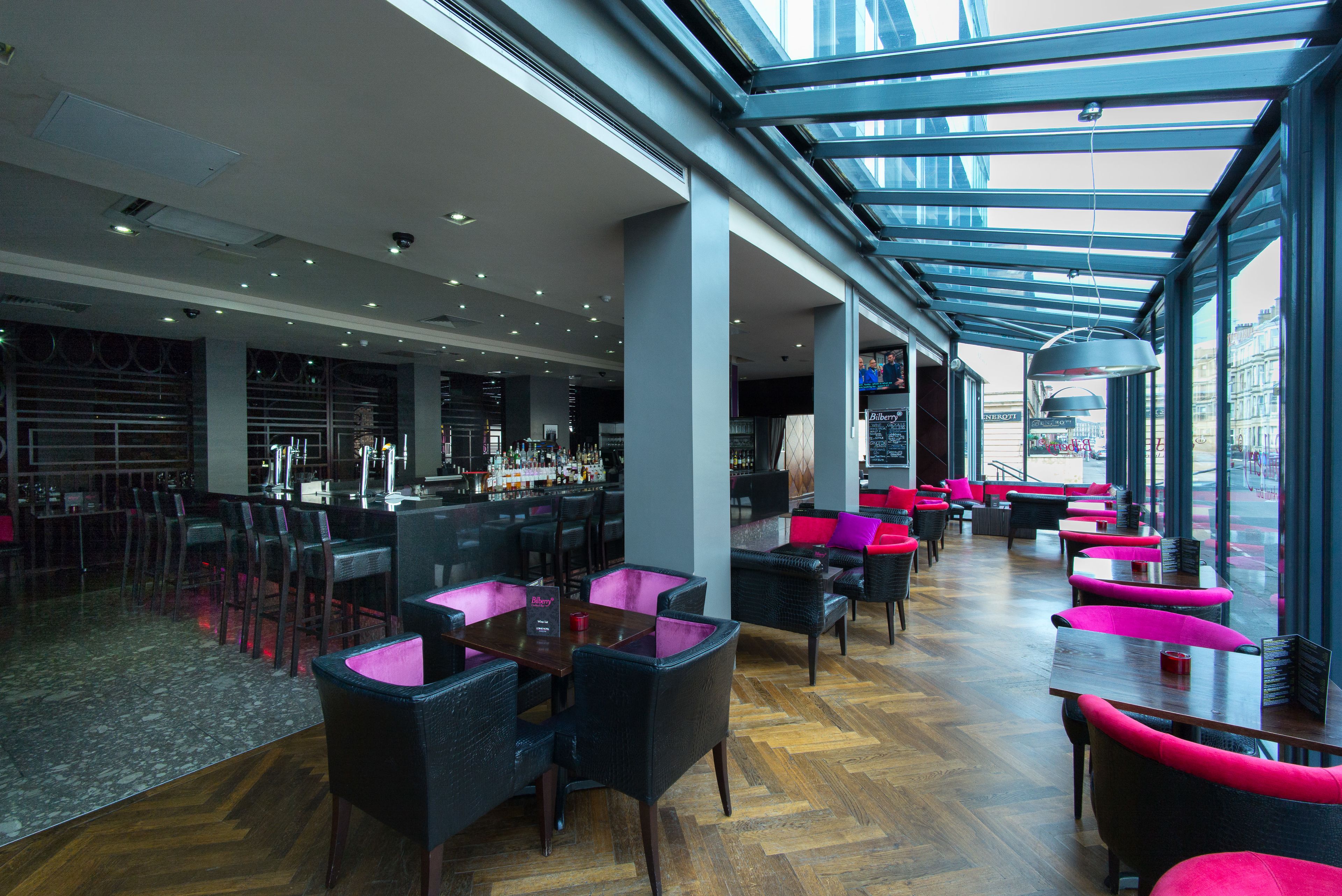 2 bars/lounges, cocktail bar, pub