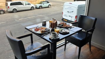 Päivittäinen täysi aamiainen (10.00 GBP per henkilö)