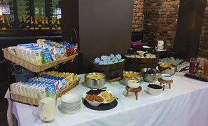Daily full breakfast (GBP 10.00 per person)