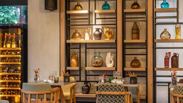 2 restaurants servant le petit déjeuner, spécialités Cuisine locale